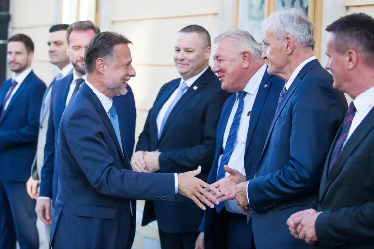 Predsjednicu dočekali Škorinim hitom: 'Osmijeh na licu, ali ne blagi, nego široki, to otvara sva vrata'