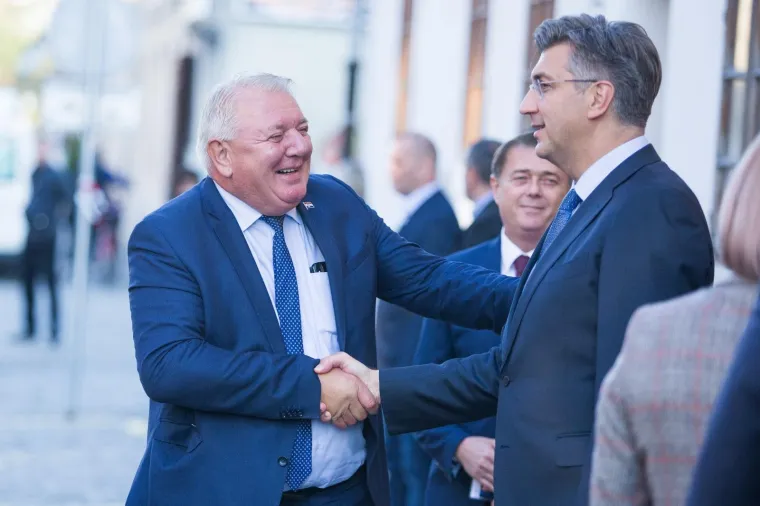Predsjednicu dočekali Škorinim hitom: 'Osmijeh na licu, ali ne blagi, nego široki, to otvara sva vrata'