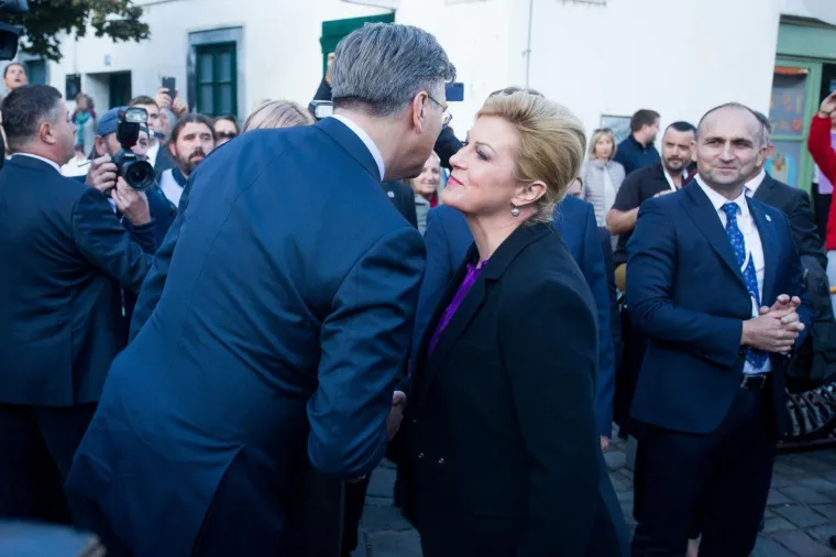 Predsjednicu dočekali Škorinim hitom: 'Osmijeh na licu, ali ne blagi, nego široki, to otvara sva vrata'