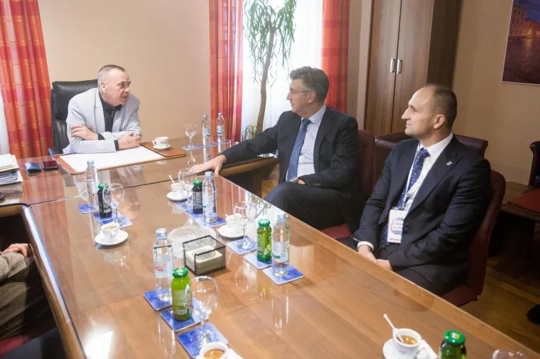 Predsjednicu dočekali Škorinim hitom: 'Osmijeh na licu, ali ne blagi, nego široki, to otvara sva vrata'