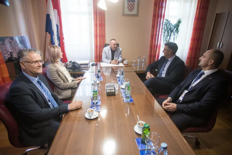 Predsjednicu dočekali Škorinim hitom: 'Osmijeh na licu, ali ne blagi, nego široki, to otvara sva vrata'