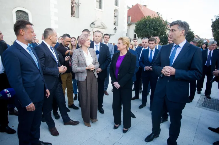 Predsjednicu dočekali Škorinim hitom: 'Osmijeh na licu, ali ne blagi, nego široki, to otvara sva vrata'