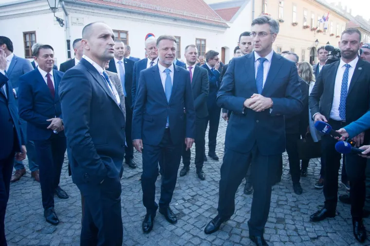 Predsjednicu dočekali Škorinim hitom: 'Osmijeh na licu, ali ne blagi, nego široki, to otvara sva vrata'