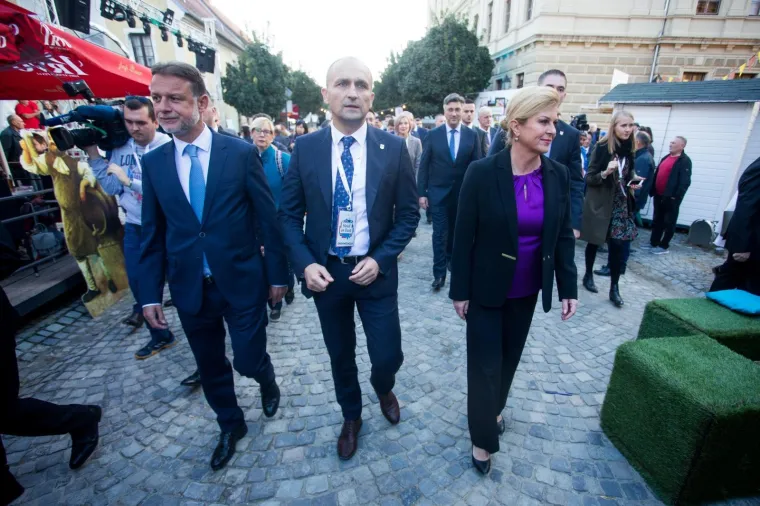 Predsjednicu dočekali Škorinim hitom: 'Osmijeh na licu, ali ne blagi, nego široki, to otvara sva vrata'