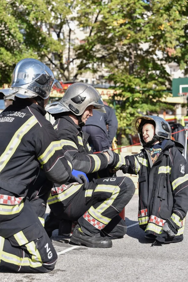 Djeca oduševljena zagrebačkim vatrogascima: Budno su pratila svaki njihov potez pa se i sama okušala u vježbi