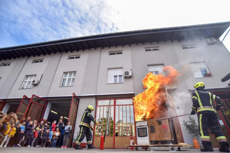 Djeca oduševljena zagrebačkim vatrogascima: Budno su pratila svaki njihov potez pa se i sama okušala u vježbi