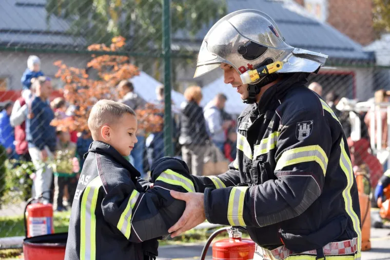 Djeca oduševljena zagrebačkim vatrogascima: Budno su pratila svaki njihov potez pa se i sama okušala u vježbi