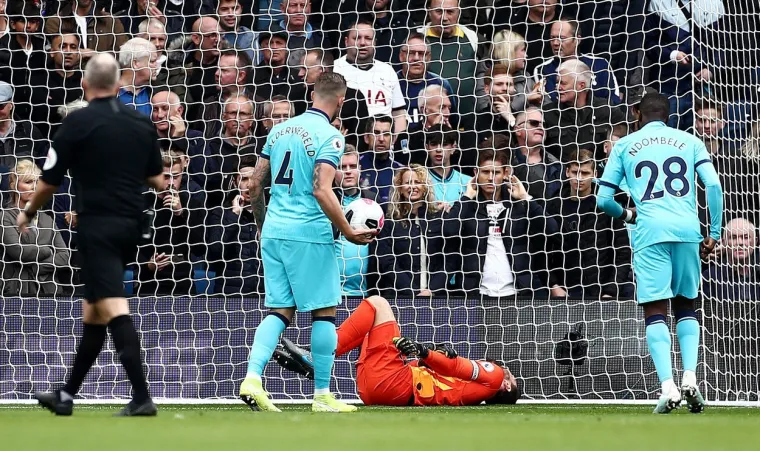 NOĆNA MORA TOTTENHAMA SE NASTAVLJA: Stravična ozljeda Llorisa u katastofalnom porazu kod Brightona