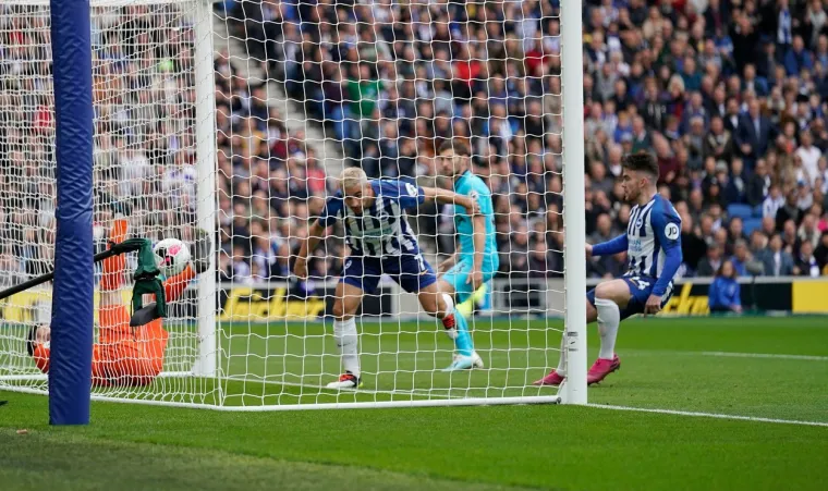 NOĆNA MORA TOTTENHAMA SE NASTAVLJA: Stravična ozljeda Llorisa u katastofalnom porazu kod Brightona