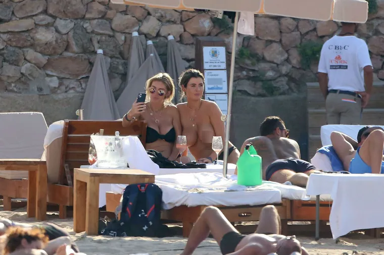 Reality zvijezda Helen Wood s prijateljicom odmara na Ibizi uz koktele. Foto: Profimedia