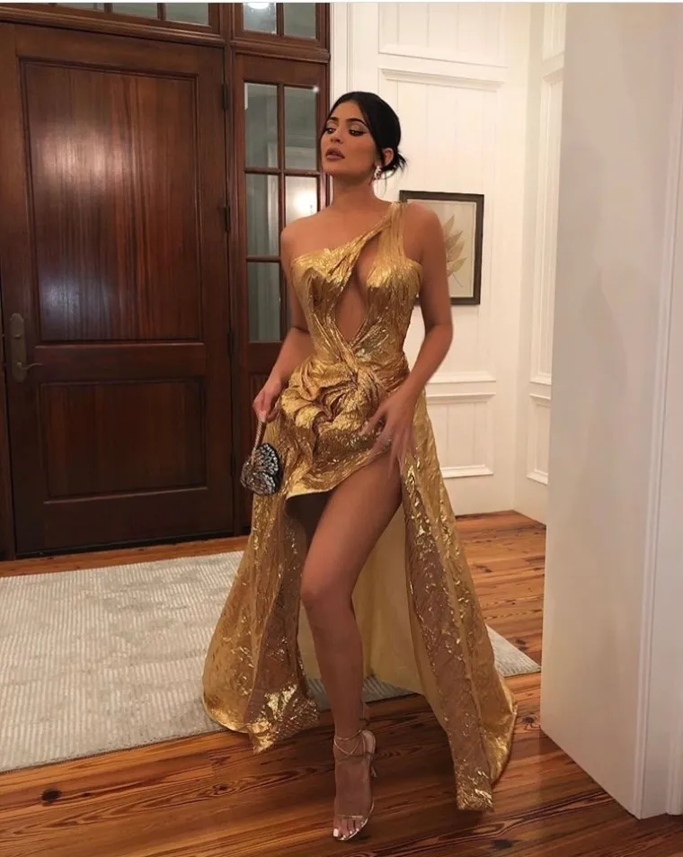 Reality zvijezda i poduzetnica Kylie Jenner na vjenčanju Justina i Hailey Bieber pojavila se u prozirnoj zlatnoj haljini ubojitog dekoltea i proreza na nozi. Foto: Profimedia