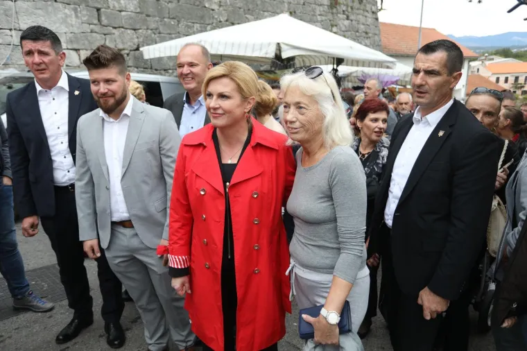 Nasmijana predsjednica plijenila pažnju: Svi su htjeli selfi s Grabar-Kitarović