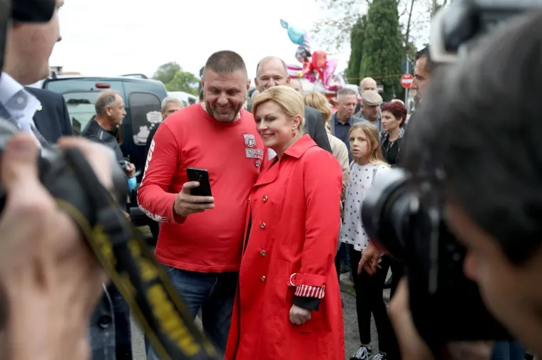 Nasmijana predsjednica plijenila pažnju: Svi su htjeli selfi s Grabar-Kitarović