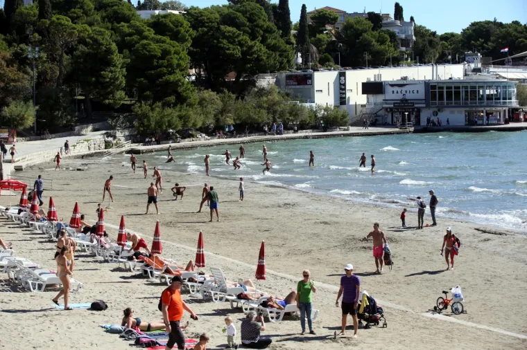 Splićani i Splićanke na Bačvicama uz vječni picigin uživaju u babljem ljetu