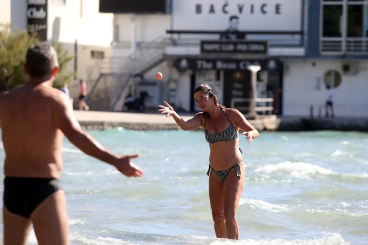 Splićani i Splićanke na Bačvicama uz vječni picigin uživaju u babljem ljetu