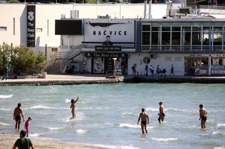 Splićani i Splićanke na Bačvicama uz vječni picigin uživaju u babljem ljetu