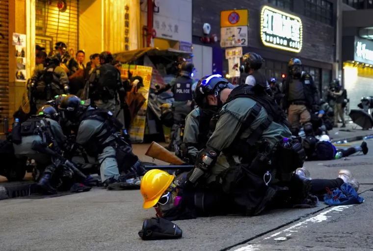 Rat na ulicama Hong Konga! Leti kamenje, suzavac i molotovljevi kokteli. Prosvjednici: 'Borit ćemo se do kraja!'
