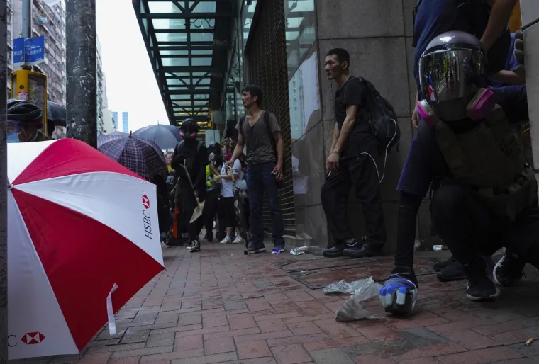 Rat na ulicama Hong Konga! Leti kamenje, suzavac i molotovljevi kokteli. Prosvjednici: 'Borit ćemo se do kraja!'