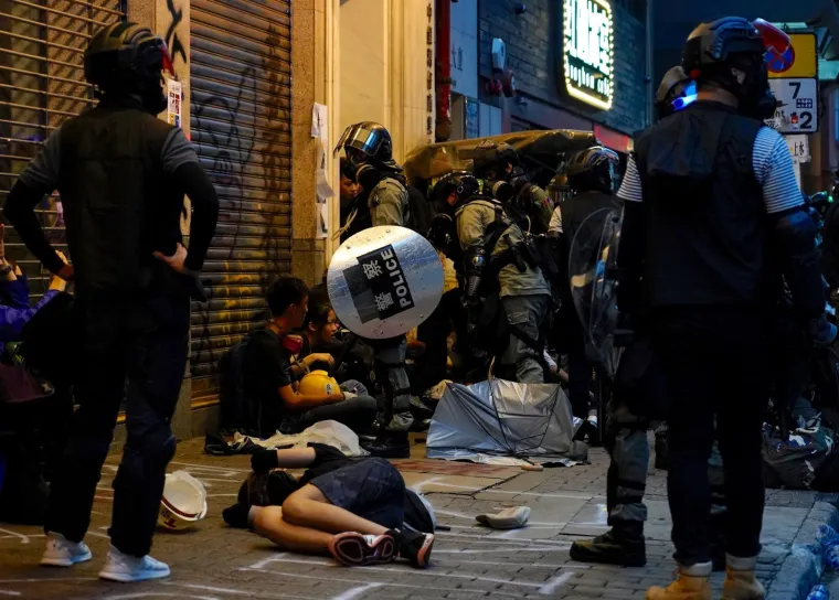 Rat na ulicama Hong Konga! Leti kamenje, suzavac i molotovljevi kokteli. Prosvjednici: 'Borit ćemo se do kraja!'