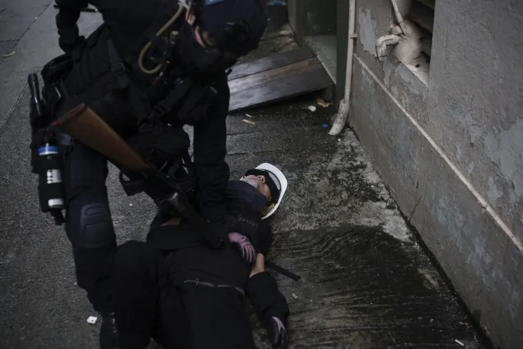 Rat na ulicama Hong Konga! Leti kamenje, suzavac i molotovljevi kokteli. Prosvjednici: 'Borit ćemo se do kraja!'