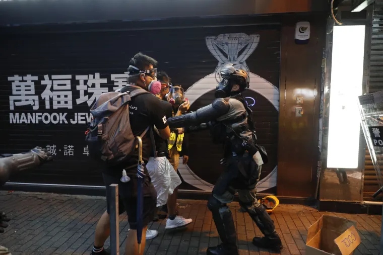 Rat na ulicama Hong Konga! Leti kamenje, suzavac i molotovljevi kokteli. Prosvjednici: 'Borit ćemo se do kraja!'