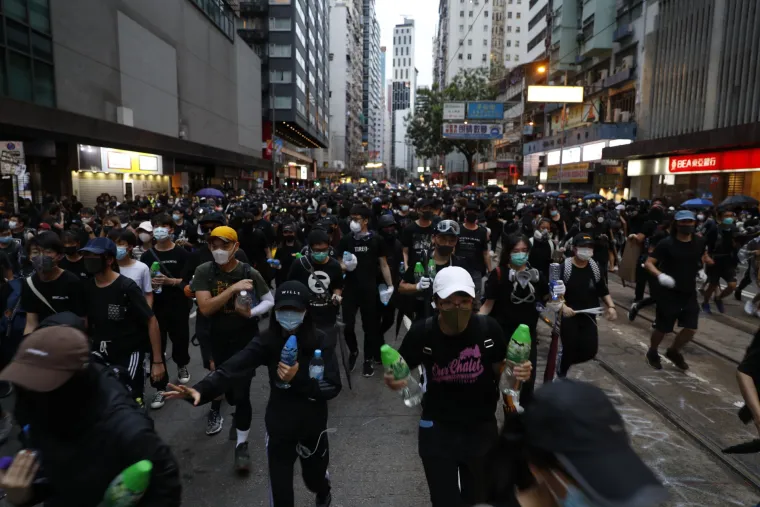 Rat na ulicama Hong Konga! Leti kamenje, suzavac i molotovljevi kokteli. Prosvjednici: 'Borit ćemo se do kraja!'