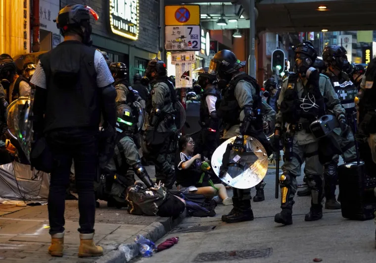 Rat na ulicama Hong Konga! Leti kamenje, suzavac i molotovljevi kokteli. Prosvjednici: 'Borit ćemo se do kraja!'