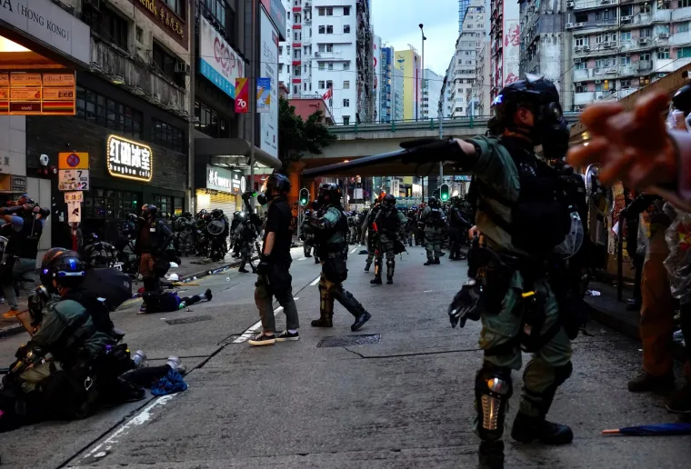 Rat na ulicama Hong Konga! Leti kamenje, suzavac i molotovljevi kokteli. Prosvjednici: 'Borit ćemo se do kraja!'