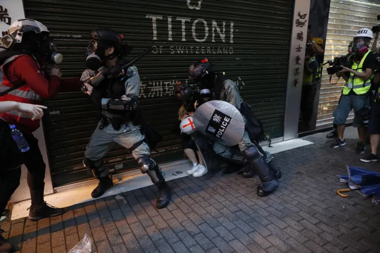 Rat na ulicama Hong Konga! Leti kamenje, suzavac i molotovljevi kokteli. Prosvjednici: 'Borit ćemo se do kraja!'