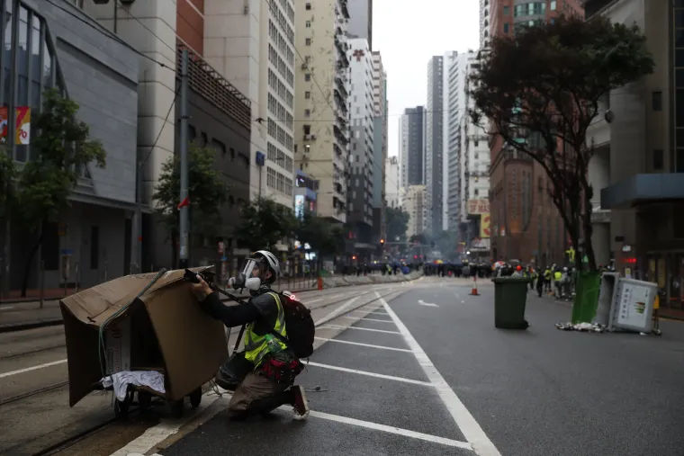 Rat na ulicama Hong Konga! Leti kamenje, suzavac i molotovljevi kokteli. Prosvjednici: 'Borit ćemo se do kraja!'