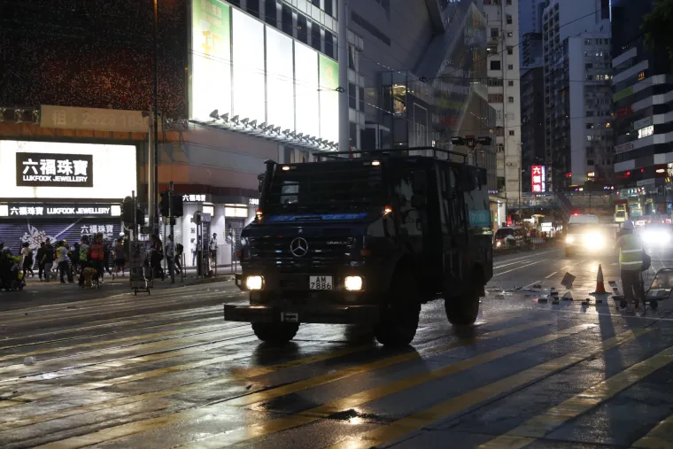 Rat na ulicama Hong Konga! Leti kamenje, suzavac i molotovljevi kokteli. Prosvjednici: 'Borit ćemo se do kraja!'