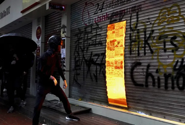 Rat na ulicama Hong Konga! Leti kamenje, suzavac i molotovljevi kokteli. Prosvjednici: 'Borit ćemo se do kraja!'