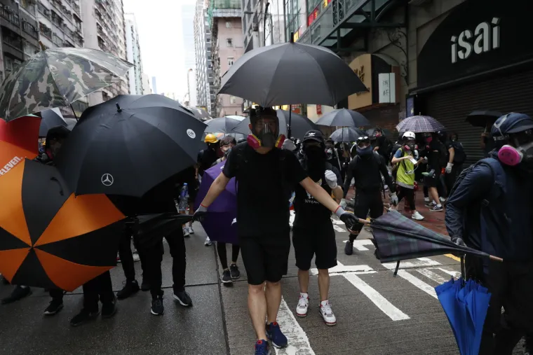 Rat na ulicama Hong Konga! Leti kamenje, suzavac i molotovljevi kokteli. Prosvjednici: 'Borit ćemo se do kraja!'