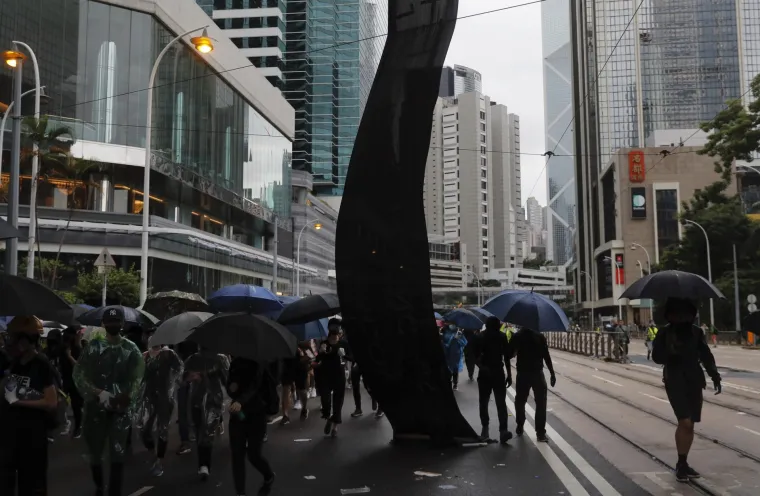 Rat na ulicama Hong Konga! Leti kamenje, suzavac i molotovljevi kokteli. Prosvjednici: 'Borit ćemo se do kraja!'