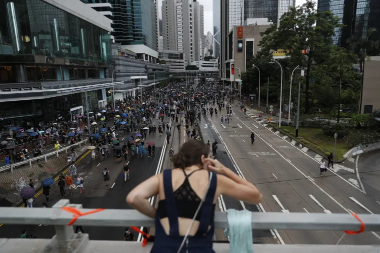 Rat na ulicama Hong Konga! Leti kamenje, suzavac i molotovljevi kokteli. Prosvjednici: 'Borit ćemo se do kraja!'