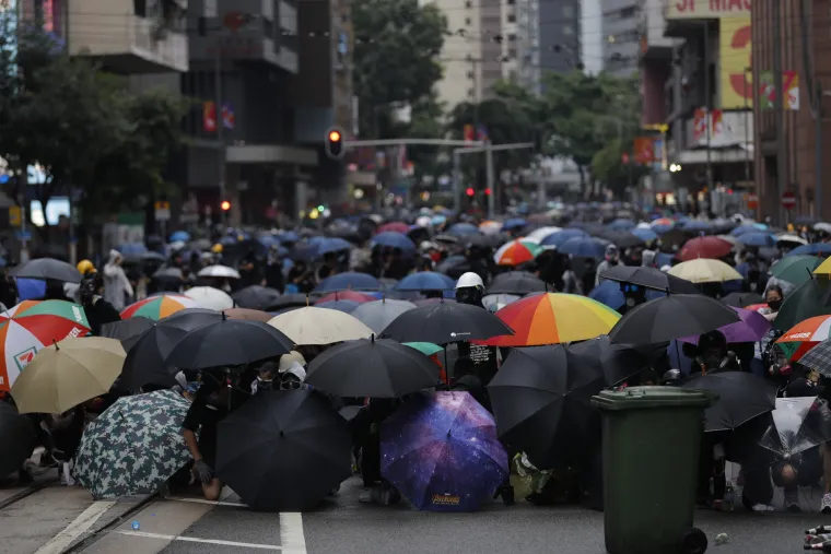 Rat na ulicama Hong Konga! Leti kamenje, suzavac i molotovljevi kokteli. Prosvjednici: 'Borit ćemo se do kraja!'