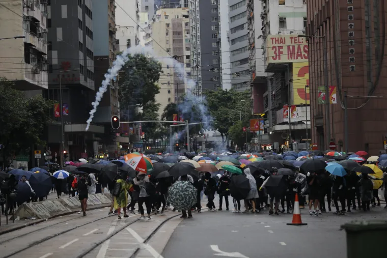 Rat na ulicama Hong Konga! Leti kamenje, suzavac i molotovljevi kokteli. Prosvjednici: 'Borit ćemo se do kraja!'