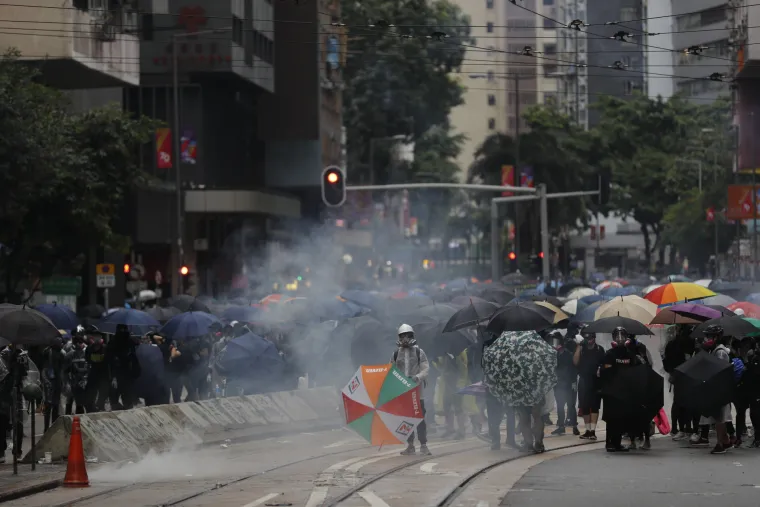 Rat na ulicama Hong Konga! Leti kamenje, suzavac i molotovljevi kokteli. Prosvjednici: 'Borit ćemo se do kraja!'