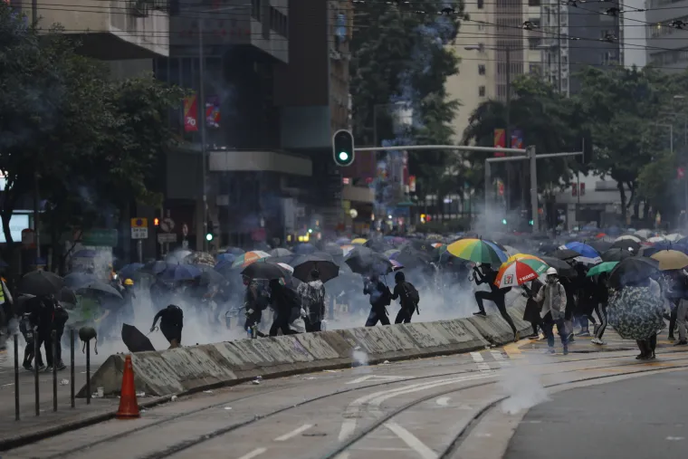 Rat na ulicama Hong Konga! Leti kamenje, suzavac i molotovljevi kokteli. Prosvjednici: 'Borit ćemo se do kraja!'