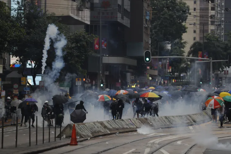Rat na ulicama Hong Konga! Leti kamenje, suzavac i molotovljevi kokteli. Prosvjednici: 'Borit ćemo se do kraja!'