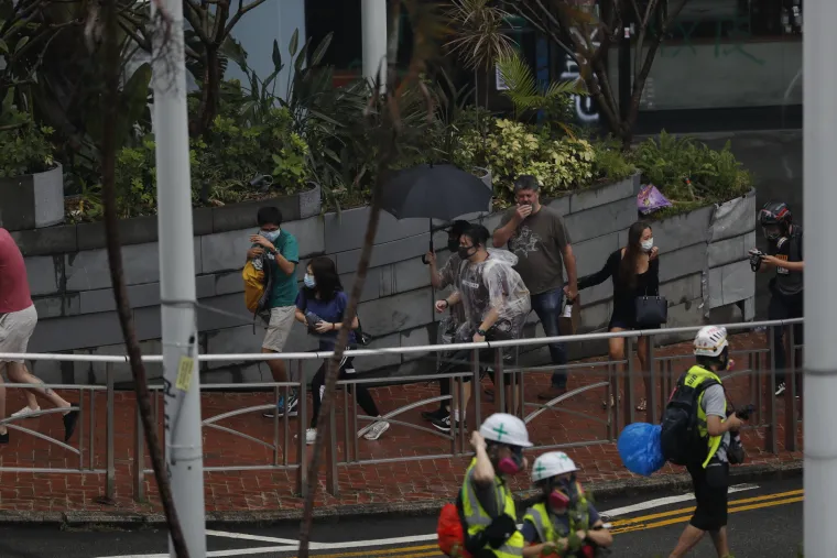 Rat na ulicama Hong Konga! Leti kamenje, suzavac i molotovljevi kokteli. Prosvjednici: 'Borit ćemo se do kraja!'