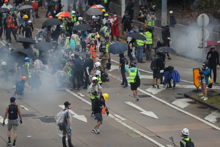 Rat na ulicama Hong Konga! Leti kamenje, suzavac i molotovljevi kokteli. Prosvjednici: 'Borit ćemo se do kraja!'