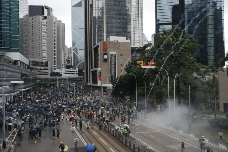 Rat na ulicama Hong Konga! Leti kamenje, suzavac i molotovljevi kokteli. Prosvjednici: 'Borit ćemo se do kraja!'