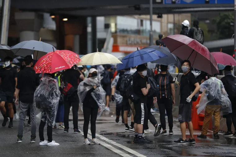 Rat na ulicama Hong Konga! Leti kamenje, suzavac i molotovljevi kokteli. Prosvjednici: 'Borit ćemo se do kraja!'