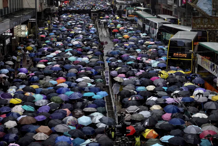 Rat na ulicama Hong Konga! Leti kamenje, suzavac i molotovljevi kokteli. Prosvjednici: 'Borit ćemo se do kraja!'