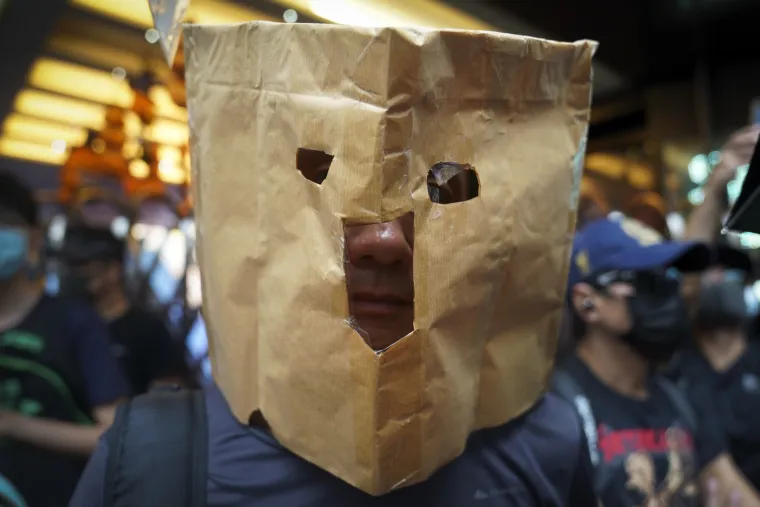 Rat na ulicama Hong Konga! Leti kamenje, suzavac i molotovljevi kokteli. Prosvjednici: 'Borit ćemo se do kraja!'