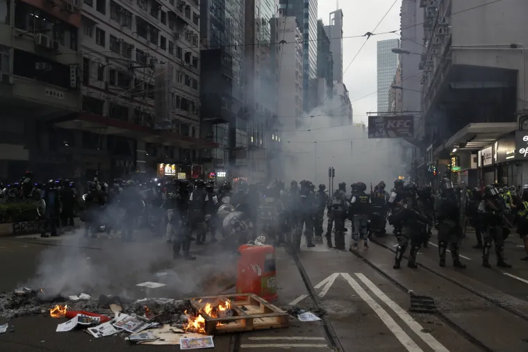 Rat na ulicama Hong Konga! Leti kamenje, suzavac i molotovljevi kokteli. Prosvjednici: 'Borit ćemo se do kraja!'