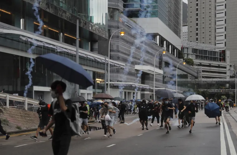 Rat na ulicama Hong Konga! Leti kamenje, suzavac i molotovljevi kokteli. Prosvjednici: 'Borit ćemo se do kraja!'