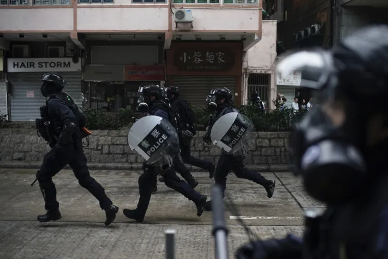 Rat na ulicama Hong Konga! Leti kamenje, suzavac i molotovljevi kokteli. Prosvjednici: 'Borit ćemo se do kraja!'