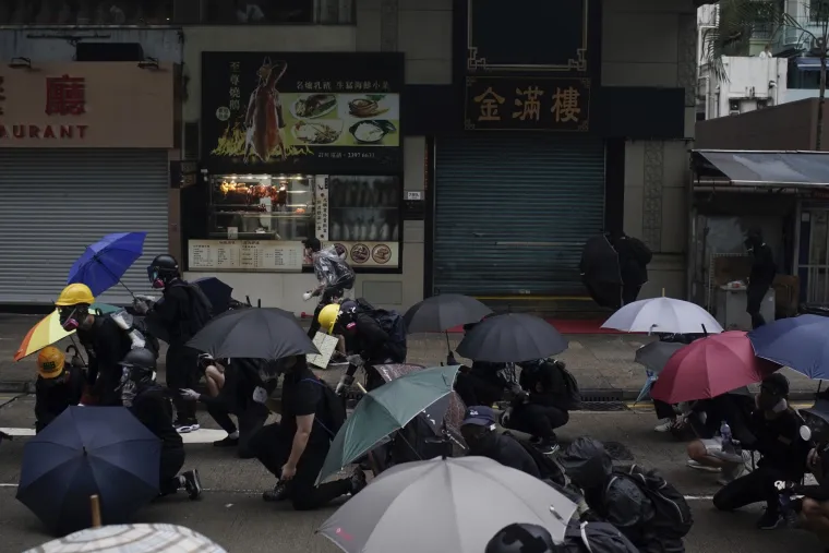 Rat na ulicama Hong Konga! Leti kamenje, suzavac i molotovljevi kokteli. Prosvjednici: 'Borit ćemo se do kraja!'